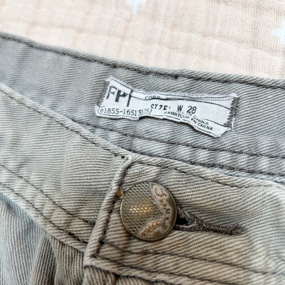 Free People Gray Distressed Denim Cut Off Jean Shorts Size 28 - 2.5" - Picture 3 of 8